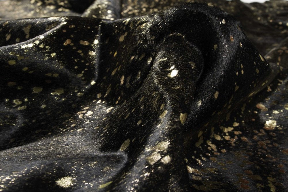 5' X 7' Black And Gold Cowhide Cowhide Print Area Rug