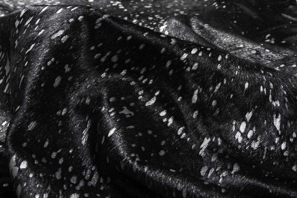 5' X 7' Black And Gold Cowhide Cowhide Print Area Rug