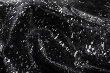 5' X 7' Black And Gold Cowhide Cowhide Print Area Rug