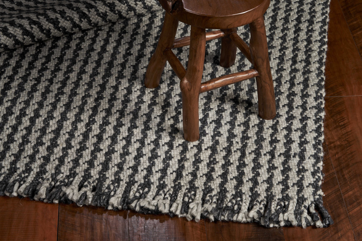 5' X 8' Grey Hand Woven Houndstooth Indoor Area Rug