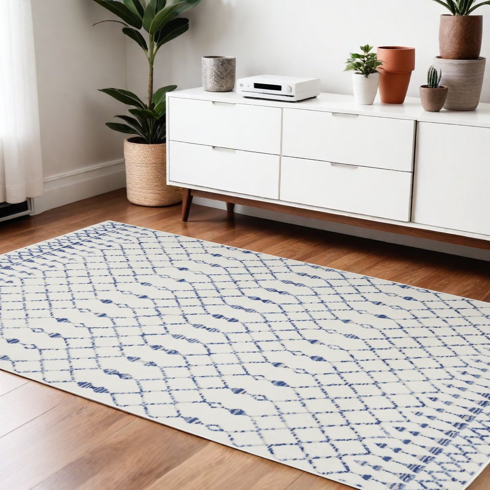 5' X 7' Gray And Ivory Geometric Area Rug