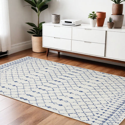 5' X 7' Gray And Ivory Geometric Area Rug