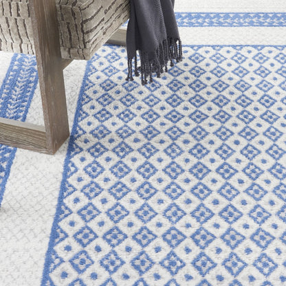 5' X 7' Ivory And Blue Ombre Distressed Area Rug