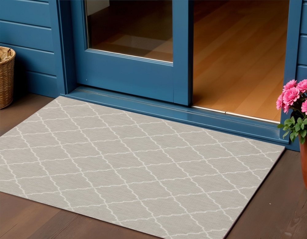 7' X 9' Gray And Ivory Indoor Outdoor Area Rug