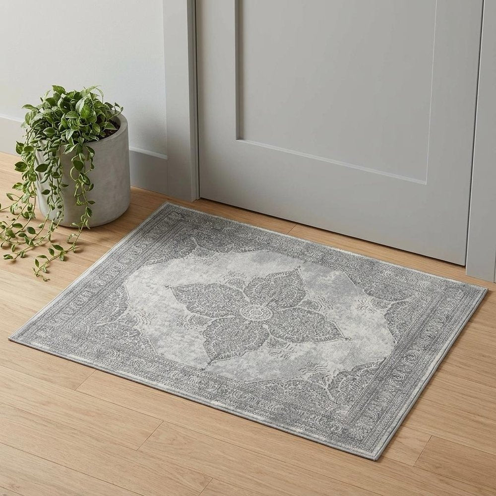 4' X 6' Gray Distressed Medallion Area Rug