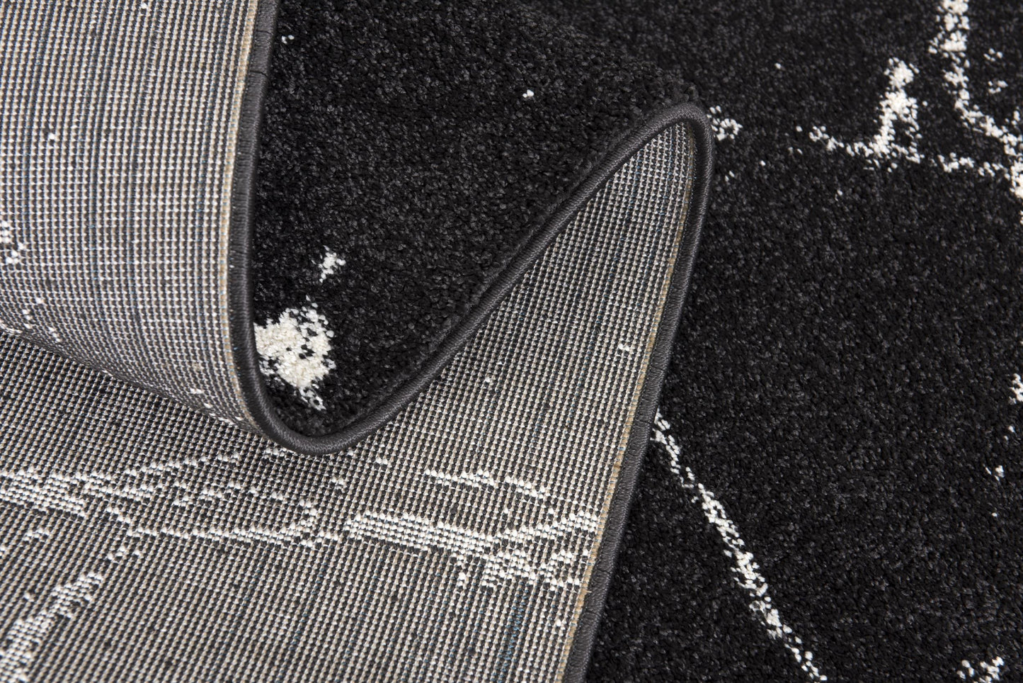 4' X 6' Black And White Abstract Breakage Area Rug