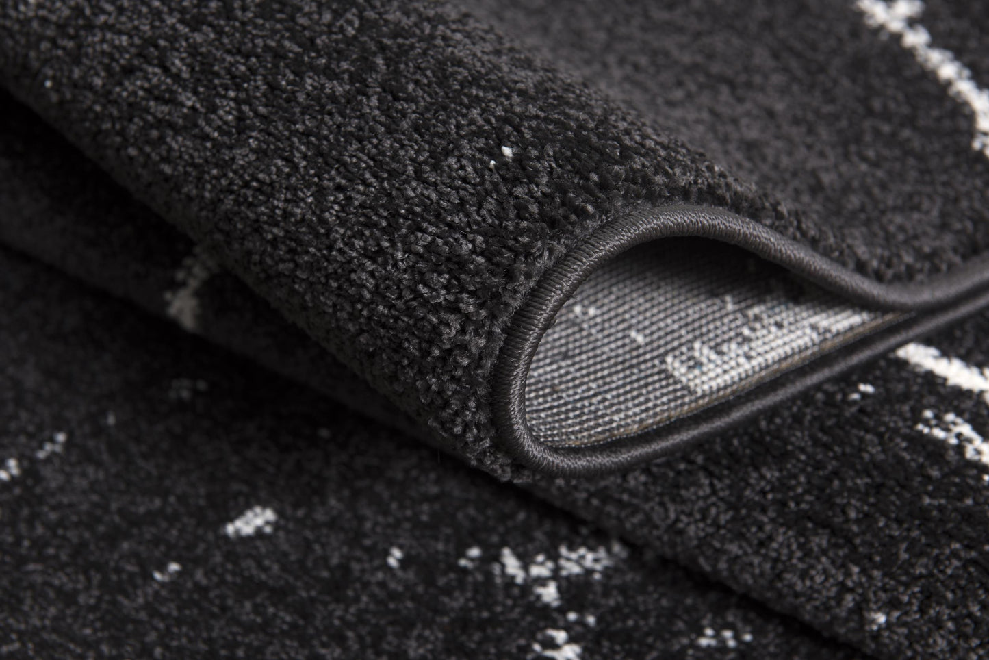 4' X 6' Black And White Abstract Breakage Area Rug