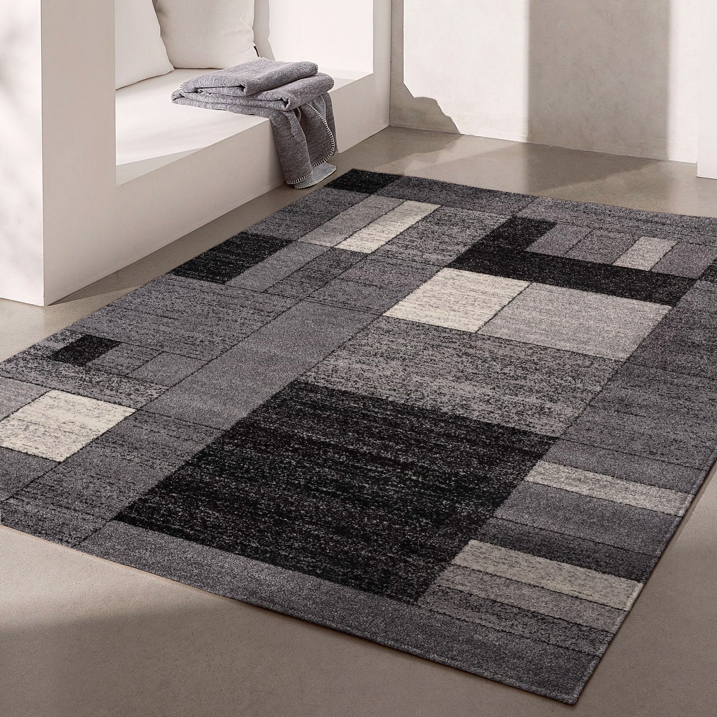 4' X 6' Gray Distressed Geometric Area Rug