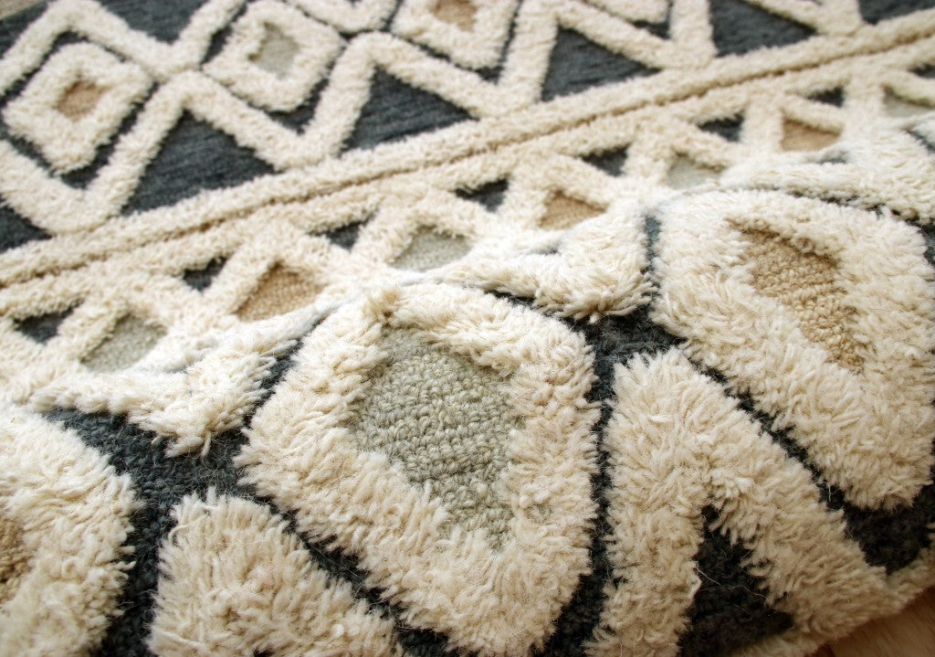 6' Round Blue and Cream Striped Diamonds Area Rug