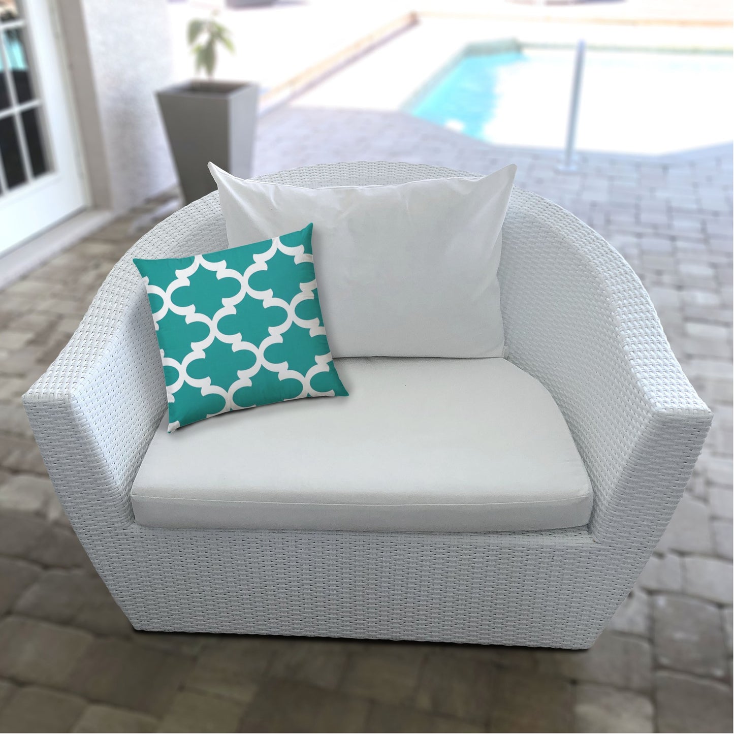 14" X 20" Turquoise And White Blown Seam Quatrefoil Lumbar Indoor Outdoor Pillow