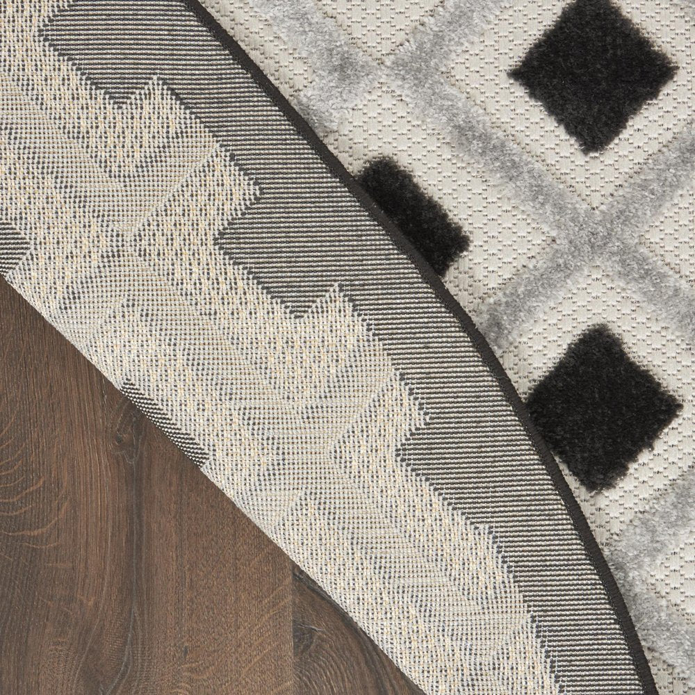 8' X 8' Black And White Round Indoor Outdoor Area Rug