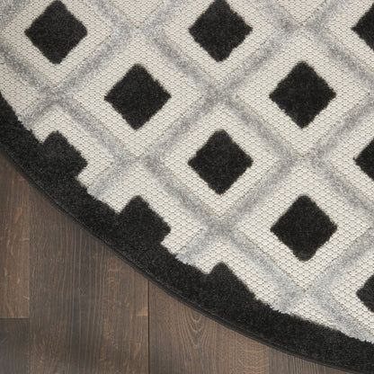 8' X 8' Black And White Round Indoor Outdoor Area Rug