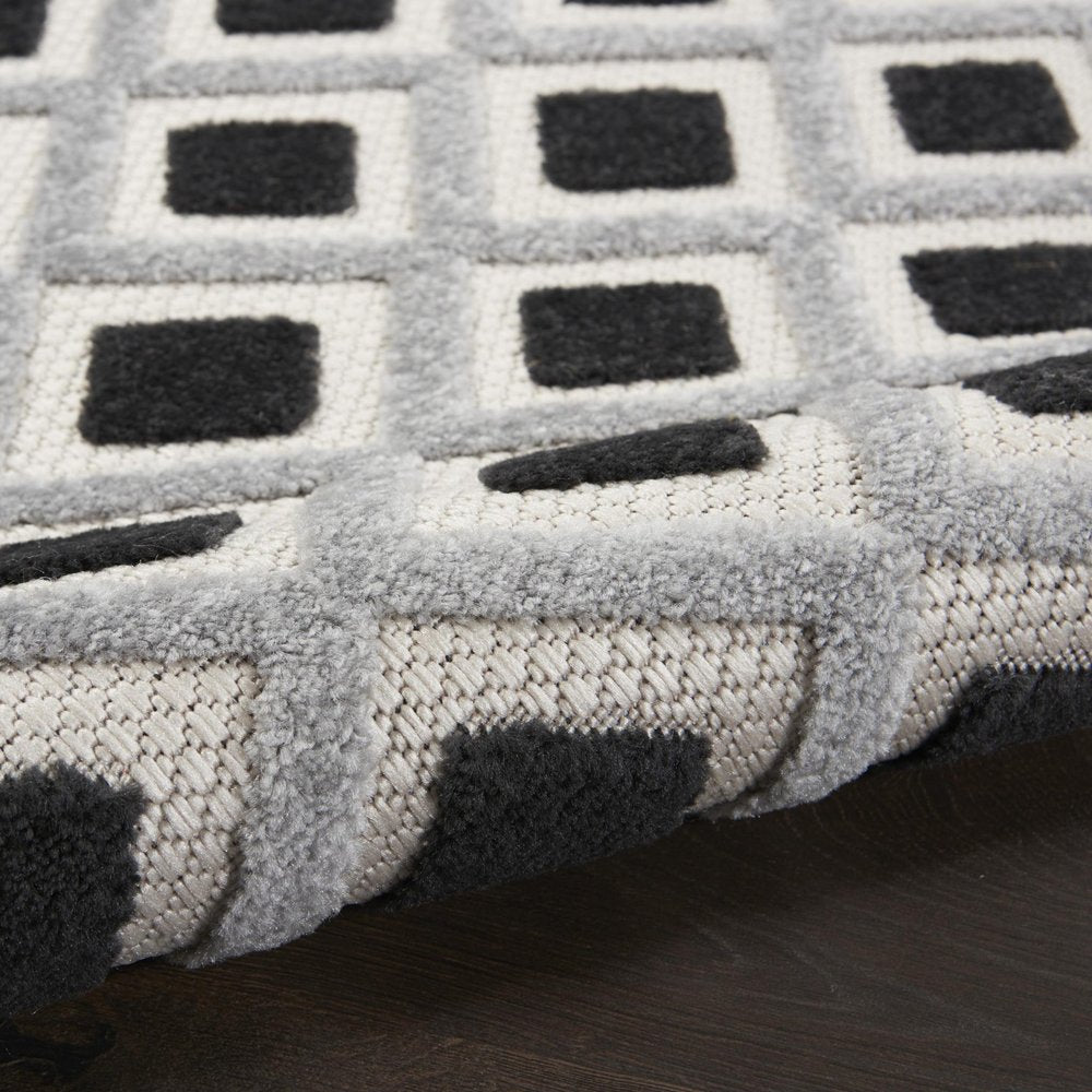 8' X 8' Black And White Round Indoor Outdoor Area Rug