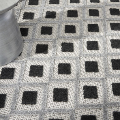 8' X 8' Black And White Round Indoor Outdoor Area Rug