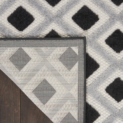 9' X 12' Black And White Indoor Outdoor Area Rug