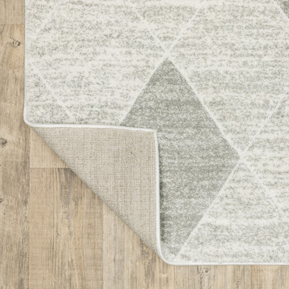 7' X 10' Gray And Ivory Geometric Area Rug