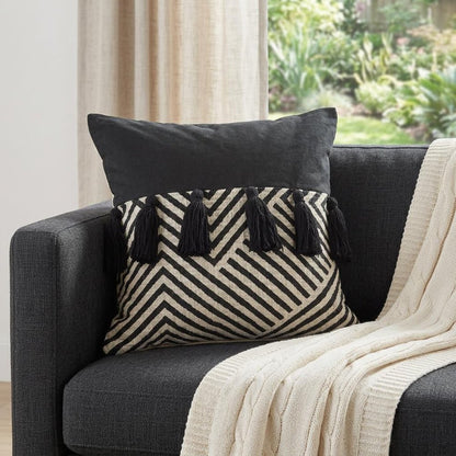 20" X 20" Black And White 100% Cotton Chevron Zippered Pillow
