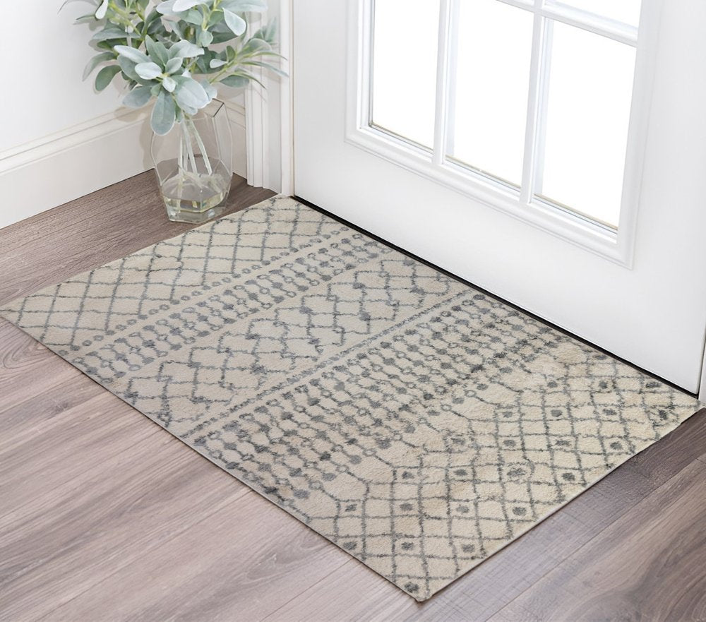 5' X 8' Gray And Ivory Geometric Shag Area Rug
