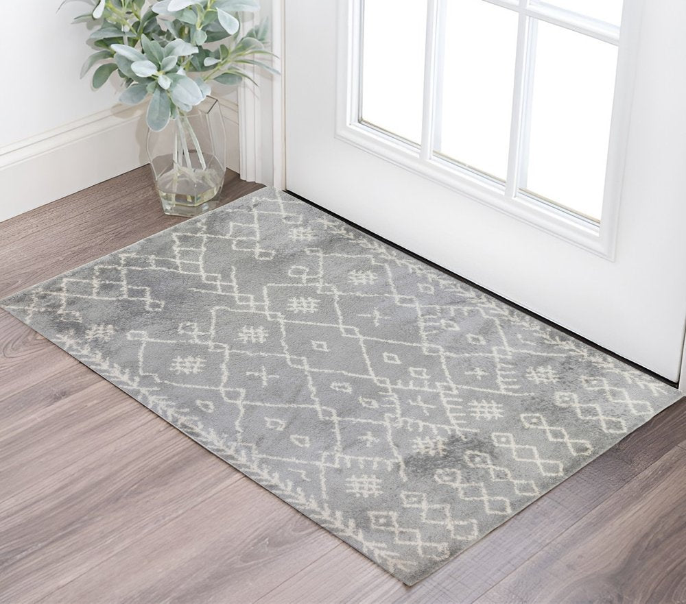 5' X 8' Gray And Ivory Geometric Shag Area Rug