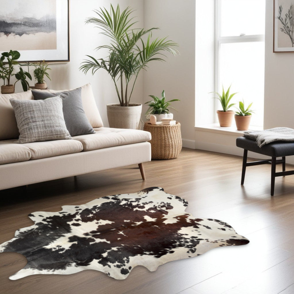 5' X 7' Brown and White Cowhide Hand Knotted Area Rug