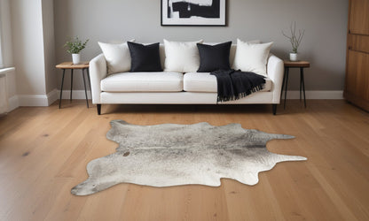 5' X 7' Brown and White Cowhide Hand Knotted Area Rug