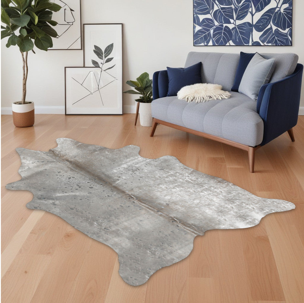 6' X 7' Black and White Cowhide Hand Knotted Area Rug