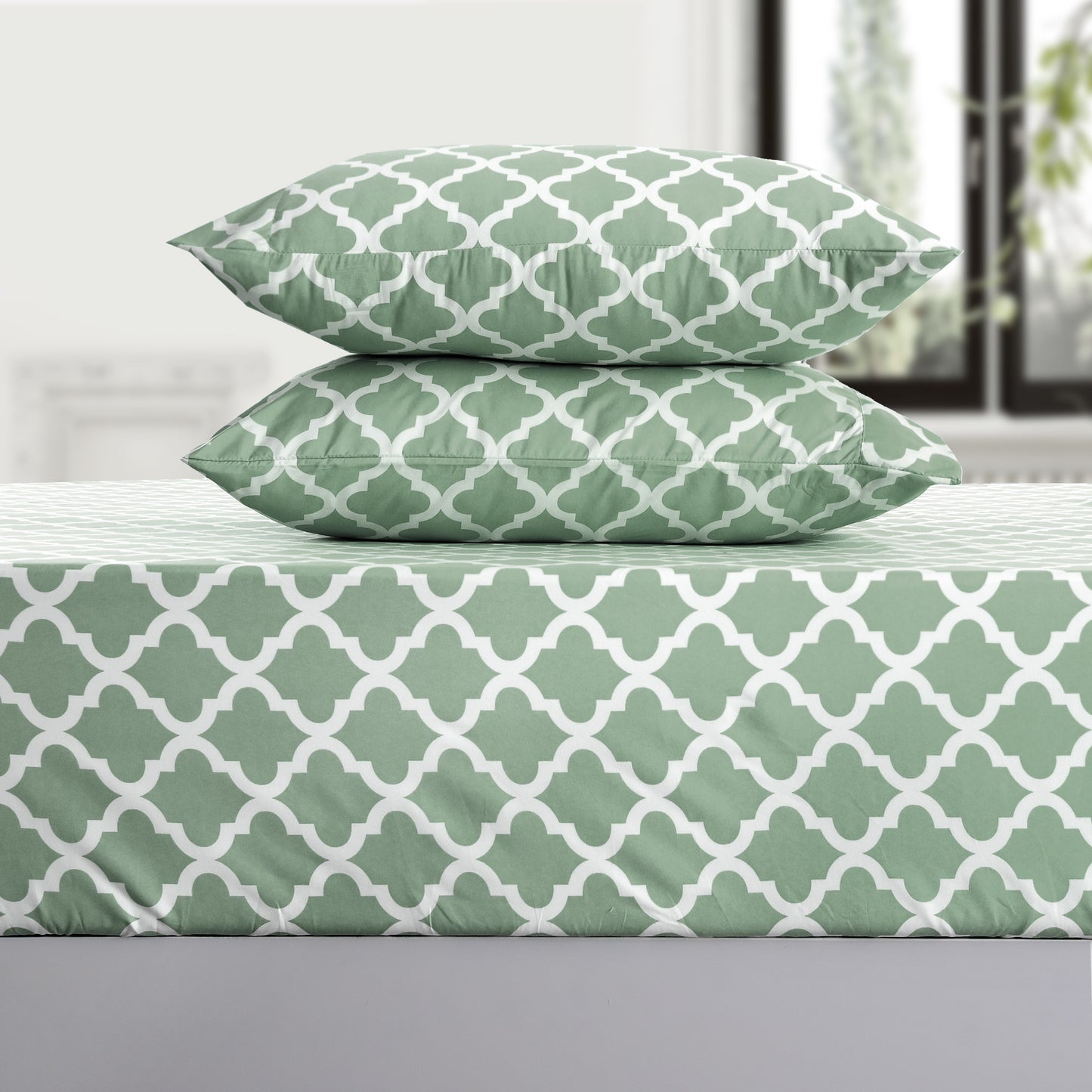 Four Piece Green and White Quatrefoil Microfiber California King Sheet Set