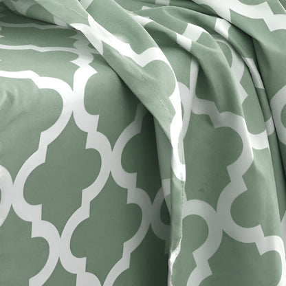 Four Piece Green and White Quatrefoil Microfiber King Sheet Set